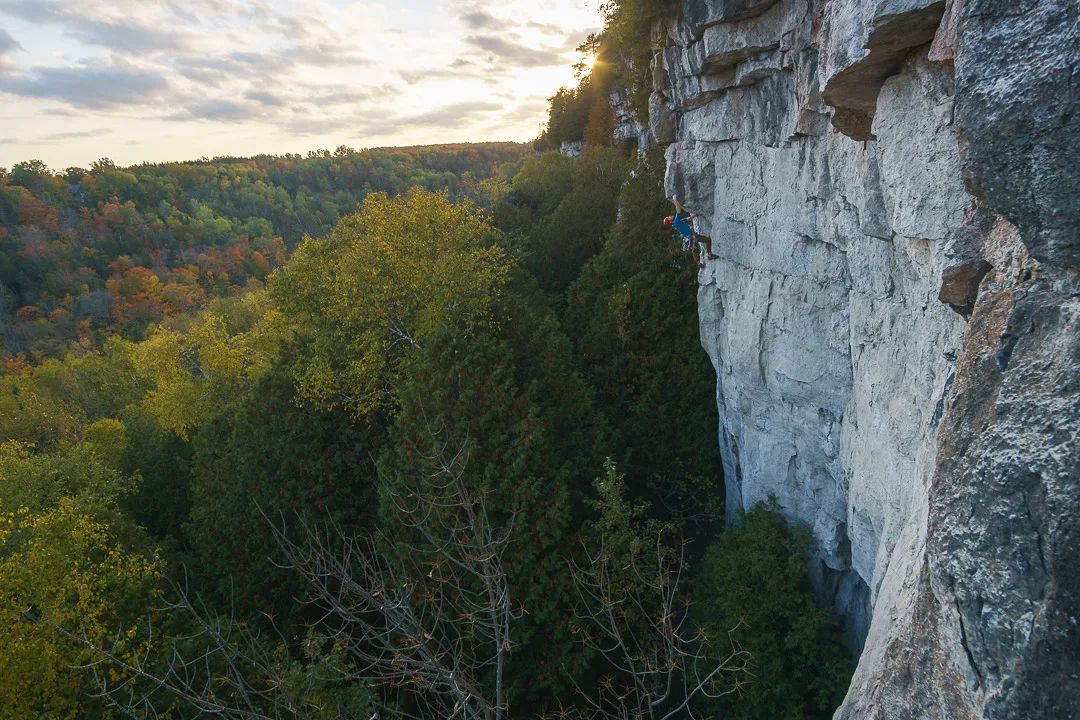 On Friday September 15, OAC volunteers met with Ontario Parks to perform a walkthrough at Devil's Glen to help OP better understand how climbers use the park.
Regular discussions and interactions are key as we move towards our goal of establishing climbing access in the parks.
We thank the community for helping us get this far in our #SaveOntarioClimbing campaign -- we couldn't have done it without you.
Throughout this week, we will be awarding prizes to participants of our letter writing campaign! Anyone who has already submitted a letter is automatically entered into our draws, provided you sent a letter via our website or CCed climbinparks@ontarioallianceofclimbers.ca.
And if you haven't sent a letter yet, this is your reminder to do so now! Link in bio 🔗
📸 @willtam85
#ontario #climbing #access