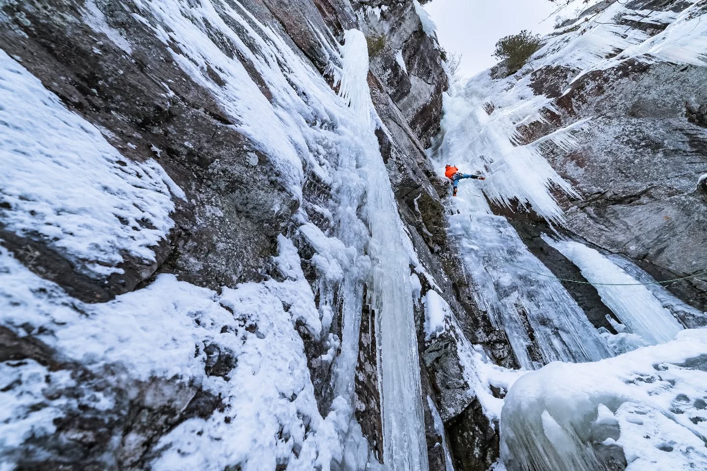 This stunning shot by @dylcarson made the cover for our 2025 Ontario Crags Calendar! We look to showcase all the disciplines of climbing in Ontario -- ice, sport, trad, and bouldering. Will your photo make next year's cover?
Submit your photos now through the end of the weekend! This past season was a good year for ice -- and right now is prime time for autumn leaves! Show us your best shots and get the climbing community inspired.
Details for submission can be found at the đź”— Link in our bio.
#ontario #climbing #climbingphotography #calendar #fundraiser